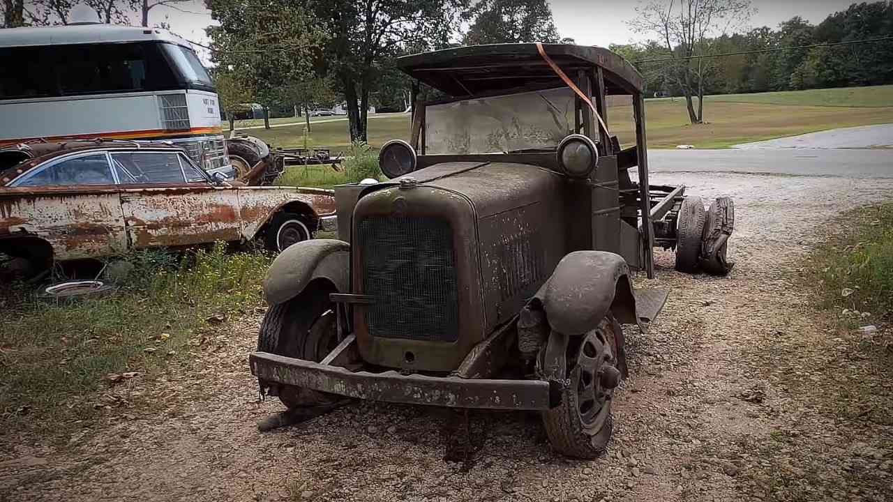 The American manages to start the engine of a GMC truck that has stood in the forest for 80 years