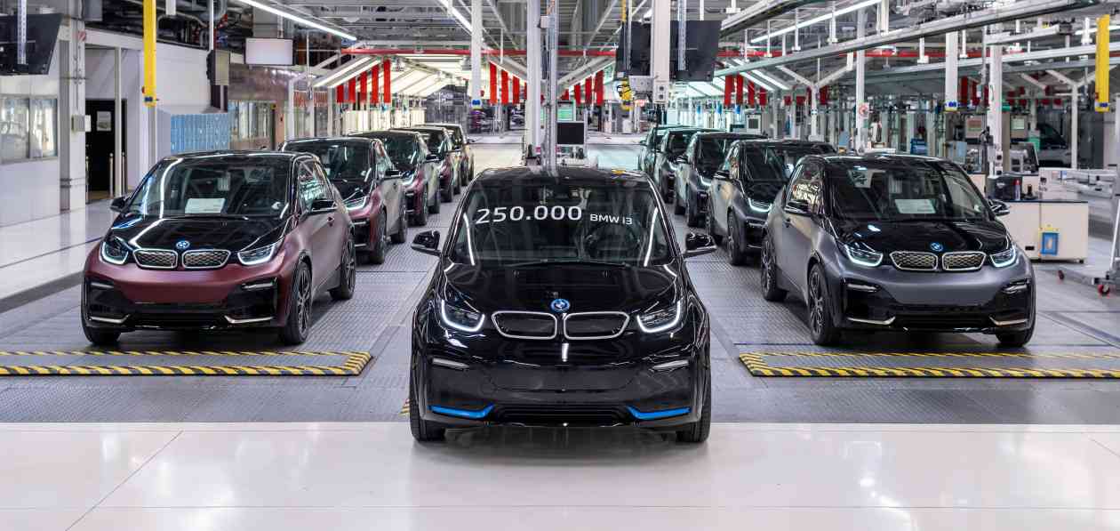 BMW sees off its first electric car to retire